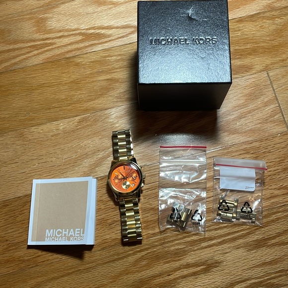 Michael Kors Runaway Gold Women’s Watch MK6162 - Picture 3 of 4